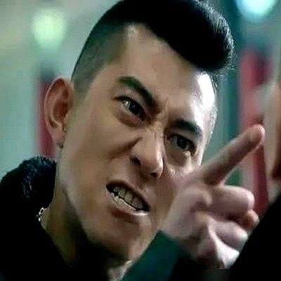 “这奖我当新起点。”管虎刚在开罗电影节拿下终身成就奖，上台就扔下这么一句。

很多人对他的印象还停留在《老炮儿》。当年六爷这角色争议极大，有人看出了悲壮，有人只觉得是胡同串子意淫，纯属活该。

你以为他拿了奖会继续端着老炮儿的架子？他转头就拉上黄渤和倪妮，拍了部连名字都没有的隔离酒店电影，硬捧回个最