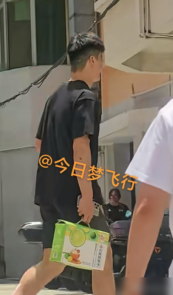 广东队更衣室真炸了？传闻胡明轩徐杰场上“散步”，就是要把杜锋给“演”下...