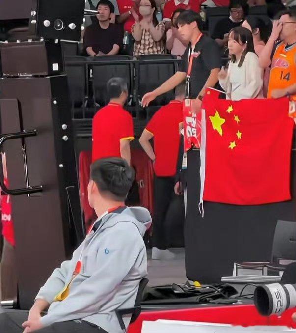 70比79不敌伊朗，无缘铜牌，名古屋亚运会以第四名收场。郭士强全场喊“伊朗没篮”，结果人家三分33投15中，命中率45%——全世界都知道伊朗没篮，只有伊朗自己不知道。庞峥麟22分、李弘权末节爆发一度追到只差1分，拼劲有，但全场出手比对手少23次，助攻少8次。光靠血性填不了战术的坑，该醒醒了。 ​