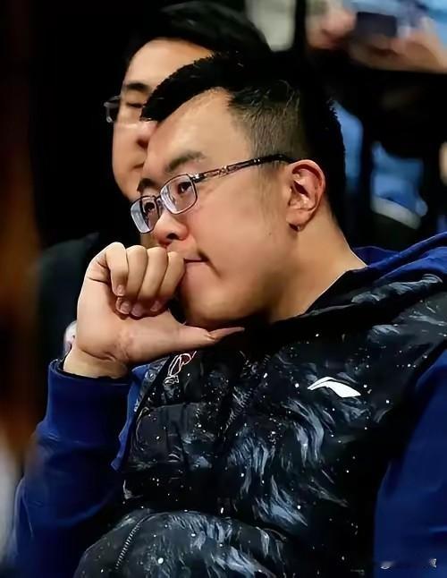 据辽宁体育媒体人透露，辽宁男篮副总经理韩德君亲自出面邀请郭艾伦回归。

只要郭艾伦应允，辽宁男篮的大门便会一直向他敞开。

2026年7月16日，辽宁男篮官宣了一条重磅消息——韩德君正式出任俱乐部副总经理，同时兼任一队领队，全面负责竞赛和训练工作。退役才十个月，那个在禁区里扛了十几年的“功夫熊猫”，