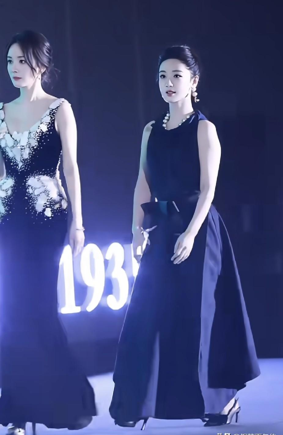 杨紫同框被杨幂衬成“壮汉”这事，真不能全赖她本人！
白玉兰提名晚宴上，杨紫和杨幂并肩一站，画面瞬间炸了锅。两人身高都报167，光脚量出来杨幂166.5，杨紫也是167，数据上完全平手。可往那一站，视觉差直接拉出一整个量级——杨幂的胳膊比杨紫小了一圈，连杨紫最拿得出手的天鹅颈，在镜头前也没发挥出优势。