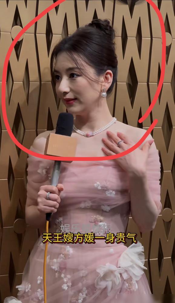 郭富城每月只给方媛20万家用？财政大权全在经纪人手里！
郭富城公开说过，家里财产和开支都不由方媛管，全权交给经纪人小美打理。
前阵网友拍方媛近照显老态，猜她带三个娃太辛苦，还要自己接广告当博主赚零花钱。郭富城早年就回应过，全家每月开支控制在100万以内，反问不超100万，难道还少吗？
现在方媛