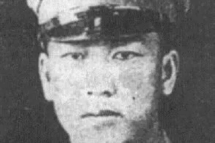 1949年，张治中的女婿第120军军长周嘉彬，既不抵抗，也不起义，而是直接下令就地解散部队，悄悄放走大牢里的政治犯，随后只带了一本《曾国藩家书》。
 
刘任坐在他对面，手里捏着电报。飞机引擎声很响，两人都没说话。
 
周嘉彬看着窗外，云层下面是河西走廊的戈壁。他想起离开酒泉前最后一天，副官问他那些政