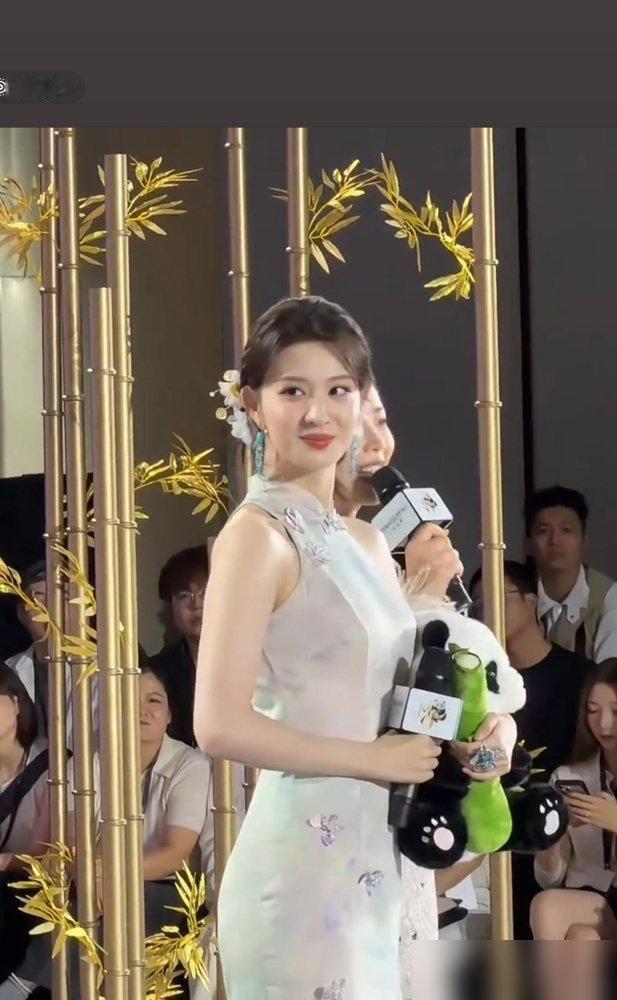 王楚然这身淡绿旗袍往竹林里一站，腰是腰，胯是胯，骨相这东西真骗不了人。
就一个侧身回眸，评论区直接炸了。有人说像从民国画报里走出来的，有人翻出她《这一秒过火》里唱昆曲的片段，说这女的怎么越素越狠。
可你要真翻她这半年的行程表，会发现这女人根本没在“营业”，纯粹是在“扫货”。
《这一秒过火》网播