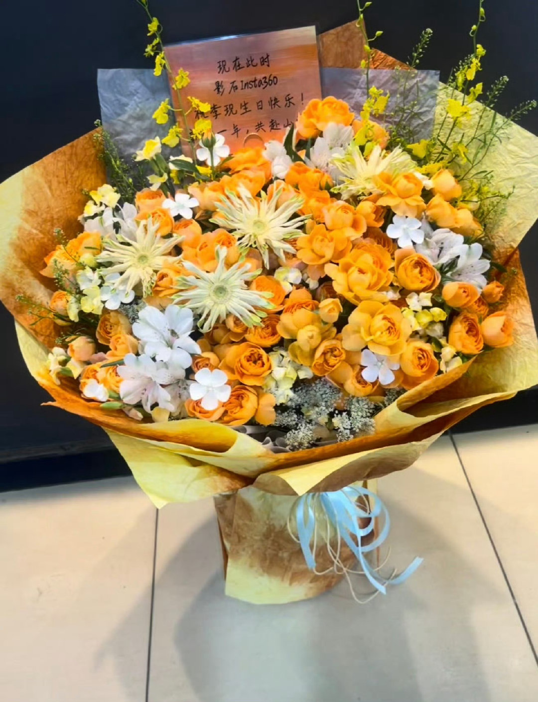 好耶，又一束橙色花束💐OPPO和影石都好会选
#李现1019生日快乐# ​