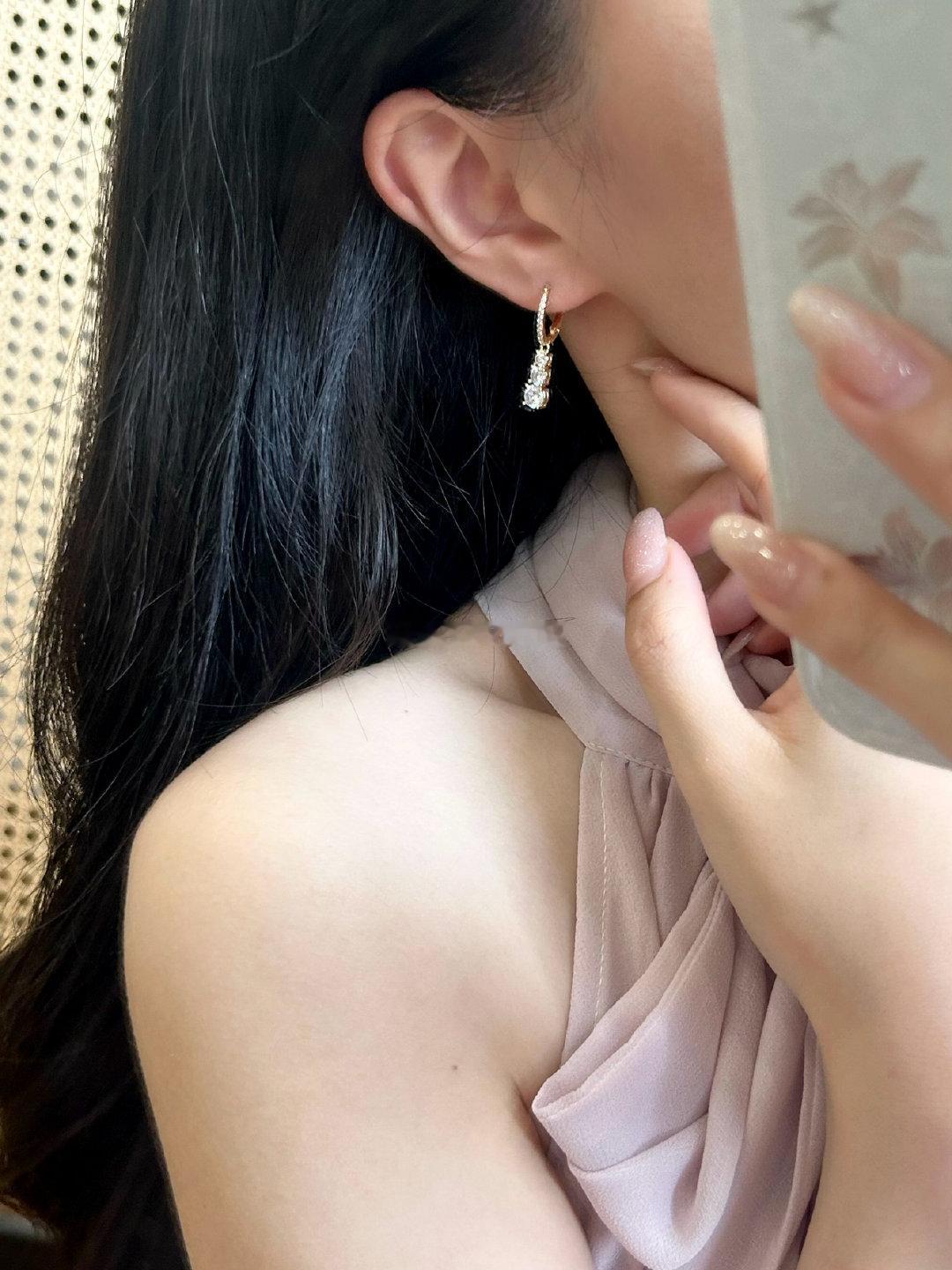 #上新##谷爱凌同款💎耳环##细节图##试戴# 
🌟今晚8点开拍 预览已上
铜+电镀真金+6a锆石
质感不用说！
看图[doge] ​