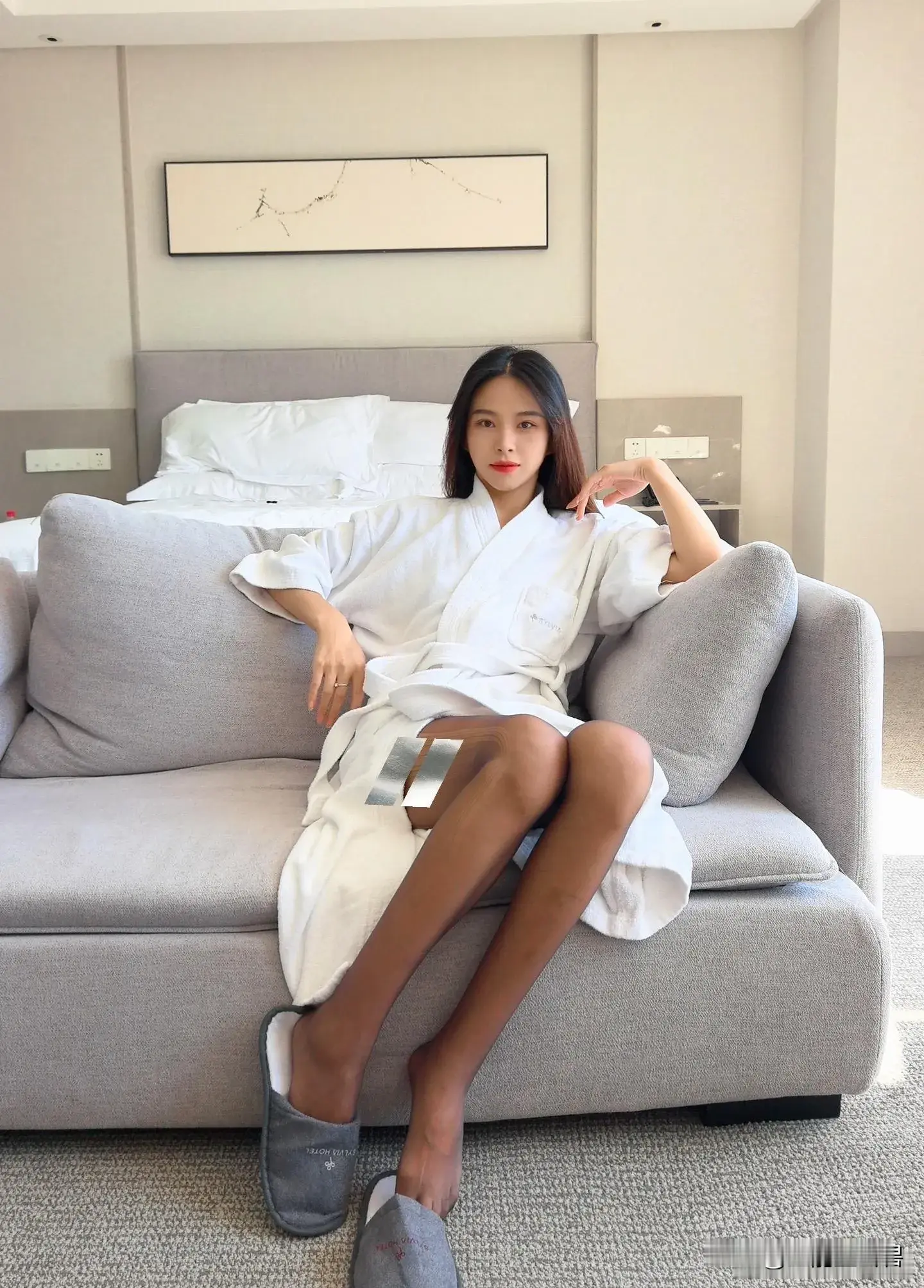 慵懒的午后，惬意地窝在沙发里，享受宁静时光。💤🛋️