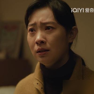 刘娟亲手把亲弟弟刘阳送进去了。大结局这一刀，捅得观众半夜睡不着。
《余红旧事》34集收官，铁城广场一炮炸平，“三炷香三条命”的旧账，全应了。刘阳这条线最狠，从小被丢下的受害者，长大后成了最疯的加害者，最后栽在亲姐手里。编剧根本没打算让人喘气。
马伊琍后来采访说，跟张哲华拍完那些眼神对飙的戏，到现