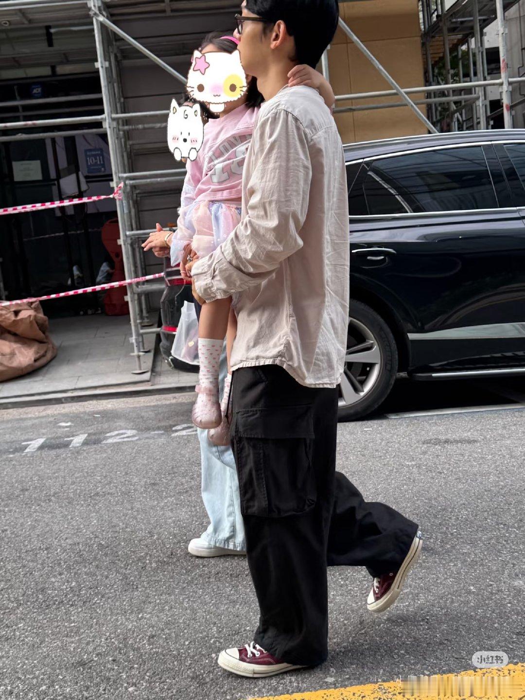 wdfk首尔偶遇金钟大和老婆女儿逛街.... ​