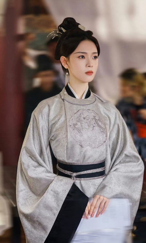 丁禹兮新剧女主又换了？卢昱晓换成陈瑶，网友直接炸了。
《恰逢雨连天》传了快一年，男主一直咬死丁禹兮，女主从卢昱晓变成陈瑶。原因很直接，原著女主前期女扮男装，陈瑶个子高、男装英气，往丁禹兮旁边一站，视觉上不违和。
卢昱晓演技不差，但身板偏娇小，演男装容易露怯。陈瑶之前在《无心法师》里扮男装就很有说