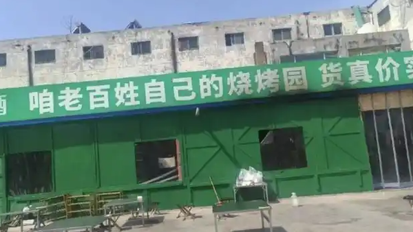烧烤店店主回应被同一人举报116次这事，看完通报我整个人都懵了。
店主之前实名举报了古沉船考古遗失的元青花杯，之后短短俩月就被5个部门上门查了15次，直接把店干到关门。翻12345后台数据更离谱，这家店开业以来总共120多件投诉，116件全出自同一个人，这人一年多里总共投诉了538件，覆盖当地60多