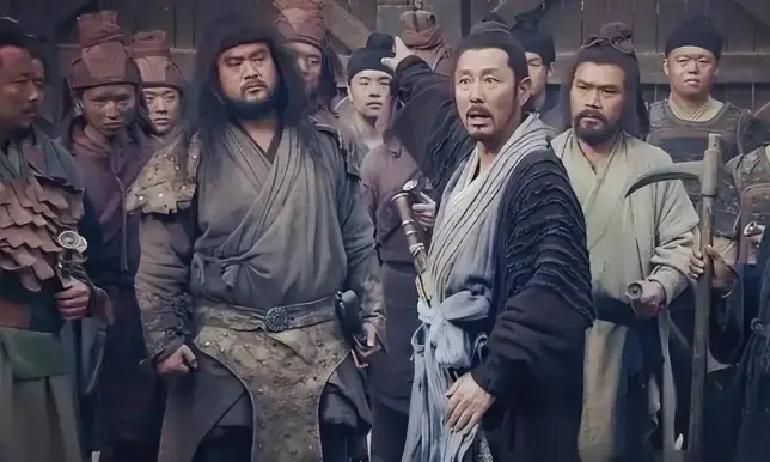 刘邦年轻时就是沛县一霸，原名刘季，说白了就是“刘老三”，家里种地他嫌累，每天带着樊哙、周勃这帮小弟在县城晃荡，没钱喝酒就去酒馆赊账，醉了直接躺灶台边睡觉——活脱脱一个古代“街溜子”。

那时的天总是灰蒙蒙的，像永远没洗干净的老粗布。刘季从自家那几亩薄田边走过，看都不看一眼。田垄边坐着他的二哥刘仲，正