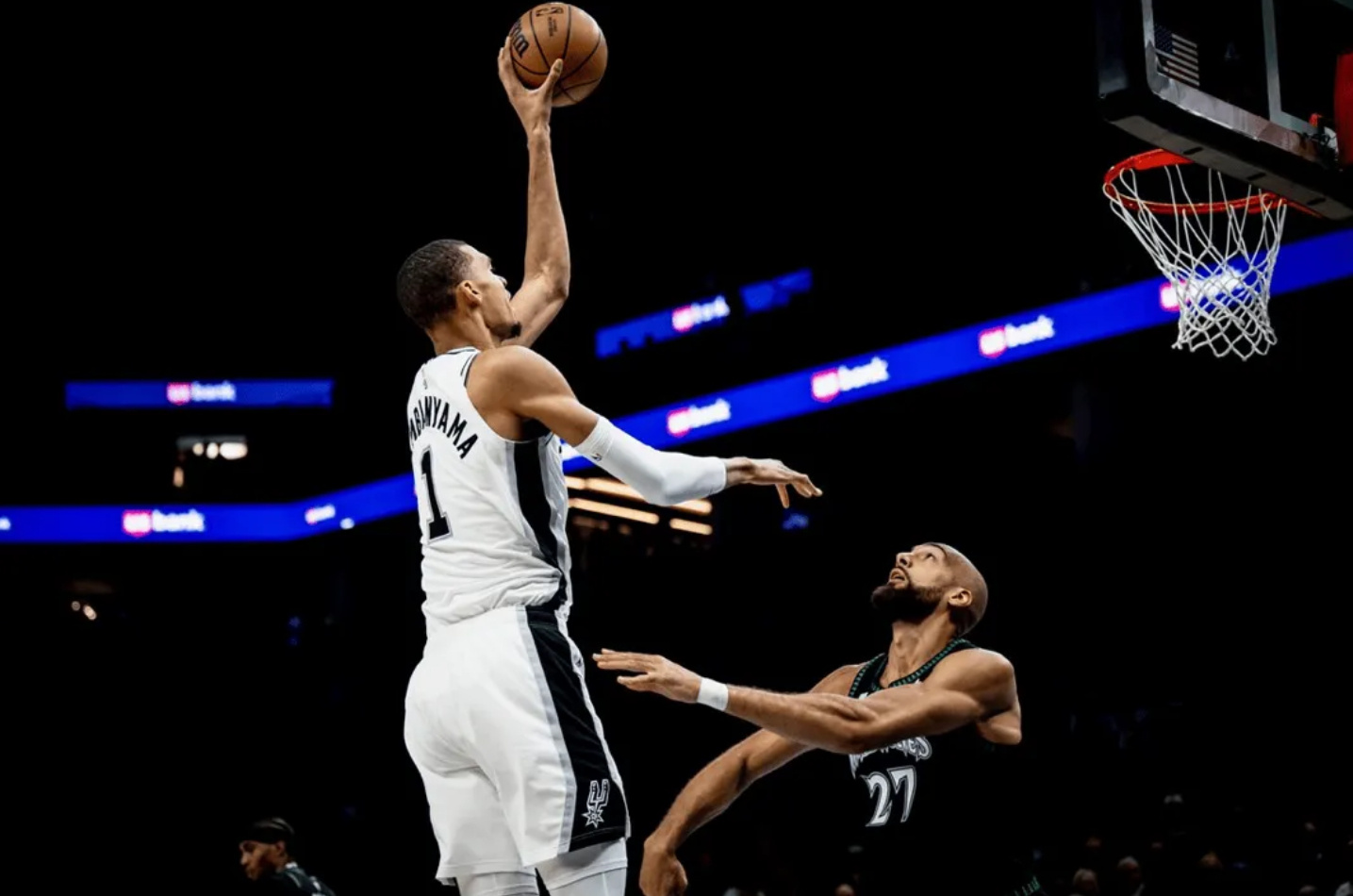 米奇谈文班：他每个回合都会经历碰撞，承受高强度身体对抗  今天NBA季...