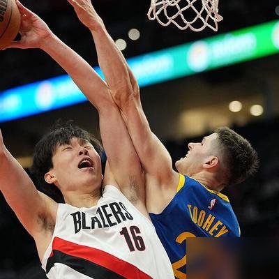 21分钟，8中6，13分，0犯规，正负值+19。杨瀚森直接把开拓者第三中锋的悬念打没了。
替补上来不怯场，第三节顶首发中锋位置，单节7分，还来了个反击快下双手暴扣。教练赛后原话：喜欢他现在的比赛状态，放心让他上场。
队友也服了，莫兰特公开说，他来之后杨瀚森进步很大，战术基本全懂，还允许他发挥创造