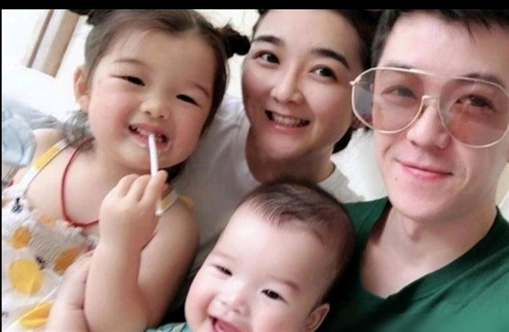 前夫主动放弃抚养权，她反手把直播间干到场均几十万人。
吴雅婷带俩娃，不卖惨不撕逼。王栎鑫承担全部抚养费，教育保险全包，远超法定标准。俩人只当育儿合伙人。
俩孩子共同生活，不分开。直播从低谷硬扛起来，有人起哄让孩子唱爸爸的歌，她直接绕开，一点热度不蹭。
后来俩人离婚后首次合体，就为回一句：没有P