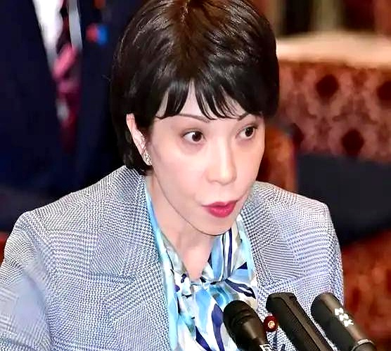 美国和加拿大打贸易战，结果最先倒霉的，居然是一直自居“铁杆盟友”的日本车企。
 

为了躲避美国关税，日本车企这几十年费尽心机，把加拿大当成避税的桥头堡，核心零部件从本土运过去，简单组装一下就摇身一变成“免税车”卖给美国。结果这次美国直接掀桌子，重签协定严查原产地，零部件比例不够的直接加征25%的高