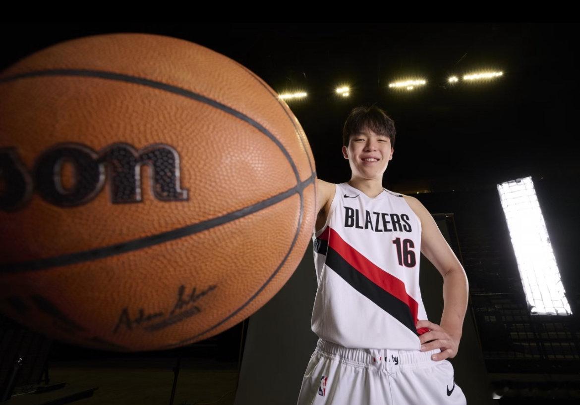 #杨瀚森末节4分6板1助#
NBA季前赛开拓者对阵国王，杨瀚森末节获得12分钟出场时间，交出4分6篮板1助攻外加1记盖帽。上场后积极卡位抢板，篮下完成精彩终结，还送出空接助攻。虽然登场时段压力不小，但每回合都全力投入。继续适应NBA强度，慢慢积累比赛经验，期待小杨后续更多亮眼发挥。 ​