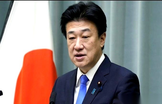据环球网消息，9月8日的日本记者会上，内阁官房长官木原稔面对镜头连呼“强烈抗议”，要求中国立刻撤回一项决议。
让他彻底坐不住的，是中国商务部前一天甩出的一纸初裁：日本产的半导体材料“二氯硅烷”，存在倾销。
随之落下的，是一记实打实的重拳。
按规矩，日企再想把这玩意儿卖进中国，得先按货值交一笔保证金。