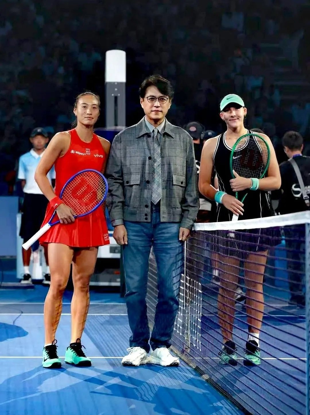 靳东在女球员郑钦文面前宛若大头娃娃 ​