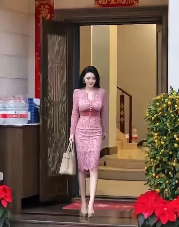 雷宇扬走了，马荔成了那个留下来收拾生活的人。9月7日他在广州因胃癌病逝，62岁，消息是马荔亲自向好友证实的。很多人这才知道，原来那个在抖音上有几百万粉丝的穿搭博主，是雷宇扬的妻子。她曾是广东台的主持人，主持过《今日一线》，2012年嫁给大她21岁的雷宇扬，婚后慢慢淡出荧幕，做起了短视频。丈夫病重那几