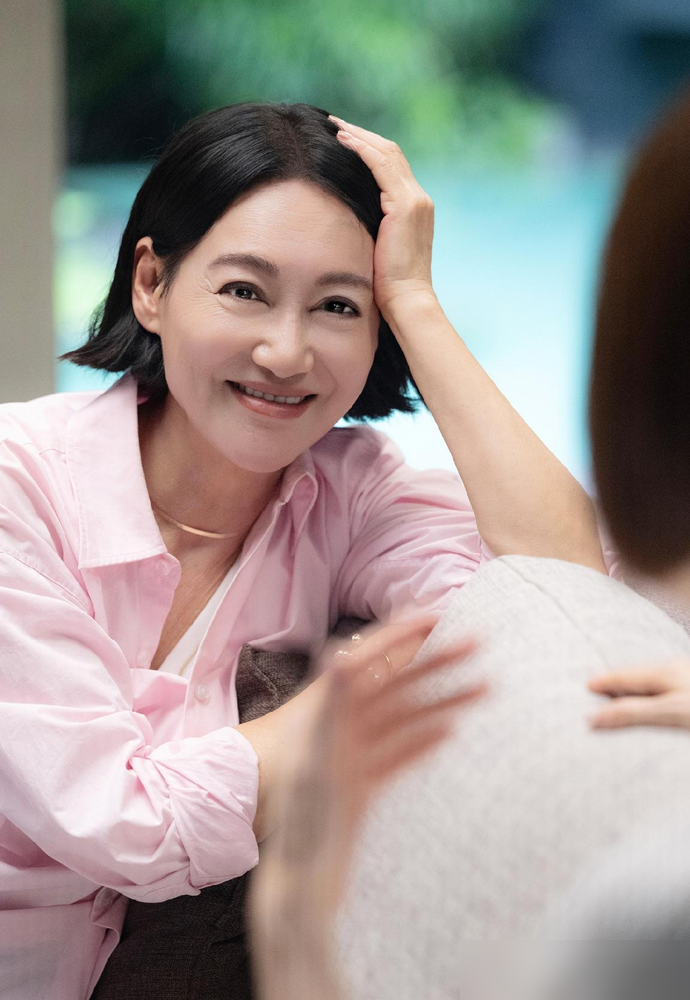 惠英红捏完鲁豫胳膊，一句话戳中中年人的痛点！
这是《热浪之外2026》里的片段，时隔11年二人再同框。鲁豫被捏完直接坦言，我身上一点肌肉都没有。
惠英红犹豫两秒，反问她：你想听好的还是不好的？之后直接点透，中年肌肉流失就是健康滑坡，平时要练力量，要补够蛋白，不能放任不管。
63岁的惠英红常年健