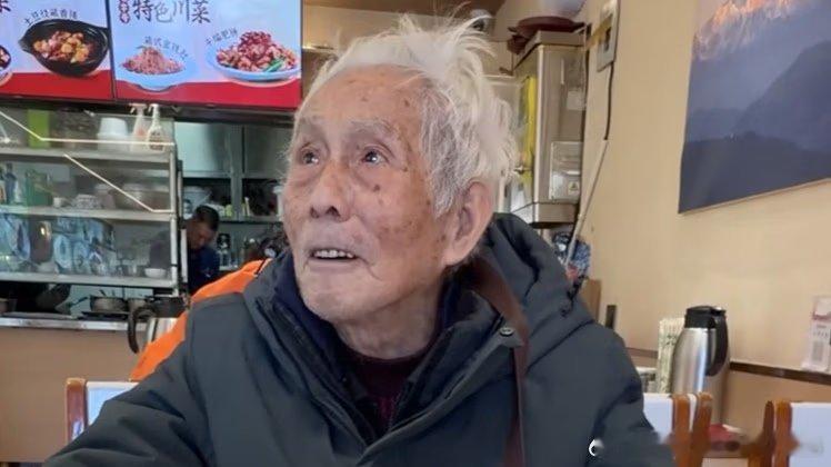 96岁老人独自坐43小时绿皮火车到西藏，这是他全国旅行的最后一站 ​