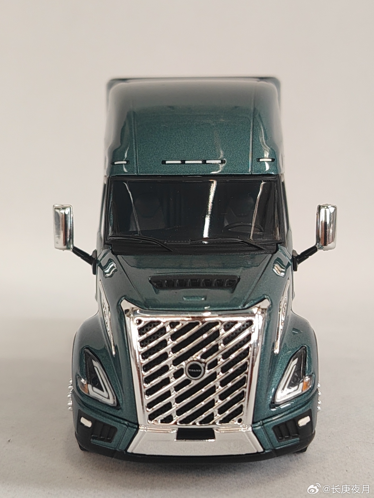 沃尔沃Volvo VNL 860合金厢式卡车仿真模型
First Gear 50-3502 1:50比例

#欧洲卡车##汽车模型##汽车模型[超话]##卡车# ​