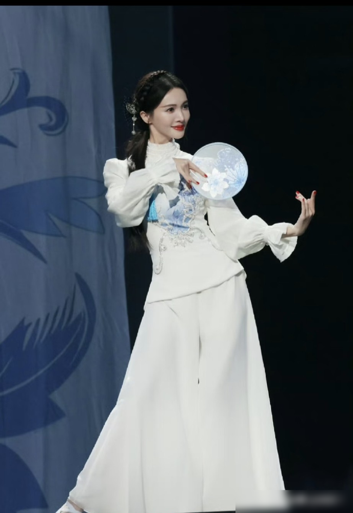 张翰、唐艺昕、金晨，一个个像被按了静音键。
不是他们不想演，是市场不叫号了。三个月接不到一个本子，在圈里早不是新鲜事。你发现没，现在霸屏的全是赵露思、虞书欣这帮95后，05后的邓恩熙都开始在头部剧里挑大梁了。前浪还站在沙滩上，后浪已经拍脸上。
以前靠一张脸吃遍大女主，现在试镜机会都拿不到。有人转