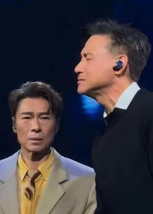 张学友在红馆一开口，许志安连话筒都举了三次，愣是没插进去。
10月10号晚，许志安演唱会尾场请来张学友合唱《我应该》。歌神闭着眼沉浸式输出，把许志安那段也一并唱完。安仔情绪酝酿好了，话筒举起来，学友没停；放下去，再举，又放下，来回至少三次。
网友直接玩梗：你精彩，我悲哀，歌词早就写好了结局。