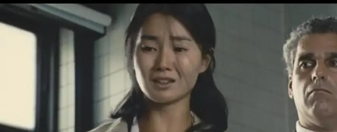 很多人想不通《甜蜜蜜》里张曼玉为什么死心塌地跟着又矮又胖的曾志伟，却不要年轻帅气的黎明

其实当年导演陈可辛死磕的是王菲，王菲拒演后才临时拉了张曼玉救场，但曾志伟演的豹哥从头到尾没人能抢走

豹哥把上衣一扒，满背横肉里硬是纹了个咧嘴笑的米老鼠，黑道大哥用这种粗鲁又幼稚的办法，直接砸穿了漂泊女人的心理