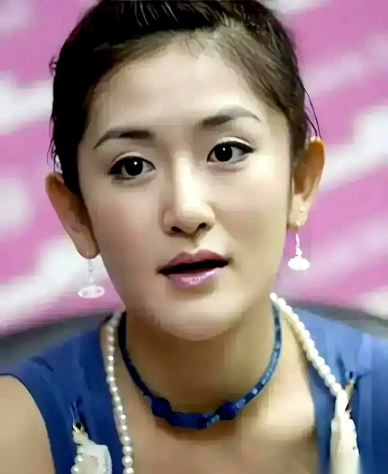 谢娜从包文婧手里借了3万澳元，回头却只还了3万人民币。
等包文婧翻出转账记录当面追问，谢娜当天下午才把缺的12万补转过去。
面对谢娜发来当下个月弟弟婚礼伴娘的消息，包文婧盯着屏幕很久都没回复。
生活里最让人憋屈的事，往往不是别人欠了你多少，而是对方还完之后，还要反过来嫌你姿态不好看。
十二万的差额，