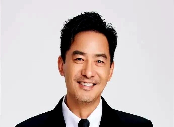 别人上唱跳综艺被骂划水，50岁的郭晓东却被一群小鲜肉当祖宗供着。

跳舞四肢僵硬，队友颜安姚琛半句怨言没有，选歌专门卡他的嗓音，练舞熬夜陪着抠动作。

这体质绝对玄学。当年穷得交不起学费，班主任直接下死命令：班里女生出去接广告，必须带上郭晓东赚饭钱。毕业没背景，优质剧本照样砸手里。连娶老婆，都是白富