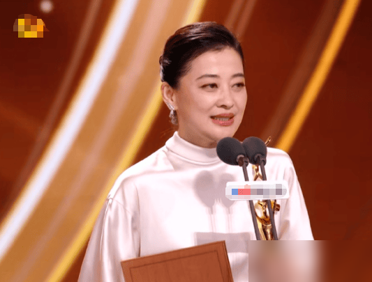 马苏、秦海璐全被压下去了，梅婷凭一个藏族名字的角色，把金鹰奖最佳女配给拿走了。
23年前她拿过金鹰，23年后又拿一次。中间隔了整整一代人的时间。这次她在《生命树》里演援青医生张勤勤，藏语名叫康卓玛。
获奖现场，剧里角色的原型寒梅医生直接上台了。从冈仁波齐山上带下来一块玉石，亲手递给她。
梅婷谁