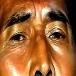 60岁齐秦全麻一次性拔光满口牙，打钉子换上24颗假牙，转头就接了高强度商演。

常年烟不离手，加上几十年槟榔嚼下来，他的牙床彻底烂透，疼到没法唱才下狠心全拔。但换完牙根本没歇着，3月刚在拉斯维加斯MGM唱完，10月24号又要杀到云顶开唱。

《狼》《大约在冬季》这些歌一首不少。台上嗓子还是那个嗓子，