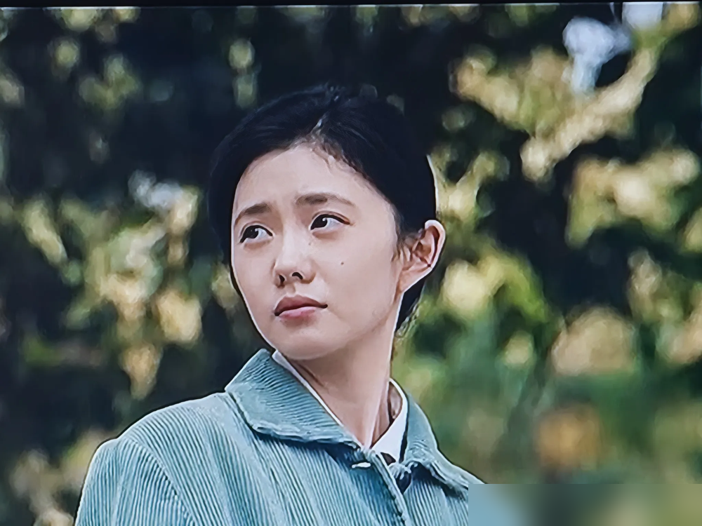 张艺谋选人，就一条：干净。
2012年倪妮刚凭《金陵十三钗》封神，张伟平反手一纸律师函，要收回她。站队张艺谋的代价，是出道即雪藏，外加全网突然冒出一堆大尺度私照。
她一声没吭。
换成别人早发小作文了。倪妮不辩，不哭，不卖惨。转头去时尚圈杀出一条血路，硬是把资源咖三个字熬成了高级感。
后来刘浩