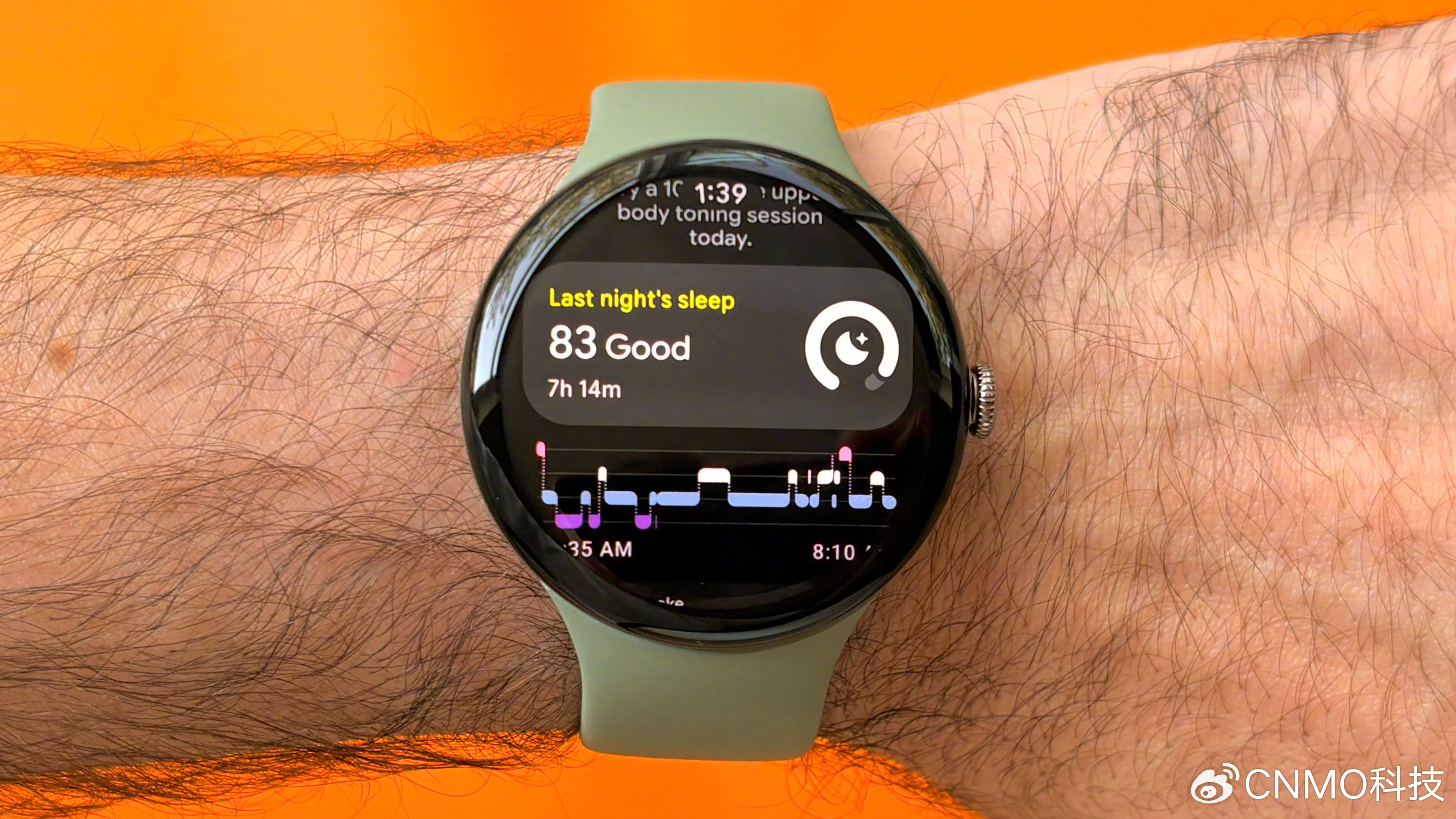 【#谷歌Pixel Watch 5三大健康功能深度解析#】在智能手表的功能边界不断拓展的今天，谷歌正在将Pixel Watch从“健身伴侣”升级为“生命安全网”。近日，有外媒对谷歌产品经理Pramod Rudrapatna和研究员Jake Sunshine进行了独家专访，深入探讨了Pixel Watch 5在健康安全领域的布局与愿景。

在过去的几 ​