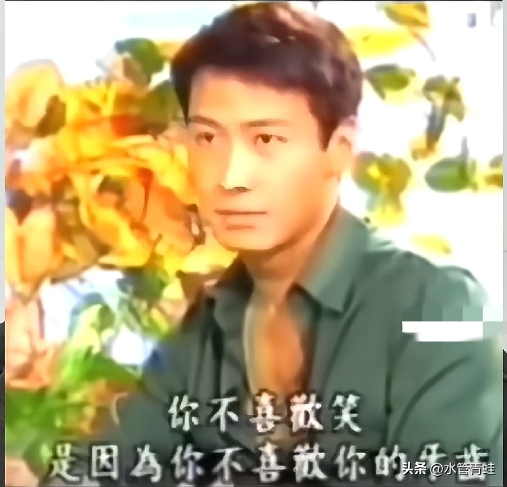 原来黎明也怼过蔡康永，一语击中七寸。

1999年，在访谈节目《真情指数》中，蔡康永嬉皮笑脸地问黎明：

“我听说你不喜欢笑，是因为你不喜欢你的牙齿吗？”

黎明神情严肃，直接否认：“不是啊！”

紧接着，
他没有陷入自证陷阱，而是把同样的问题又抛给蔡康永：“我也听说过你一个传言？”

蔡康永依然笑