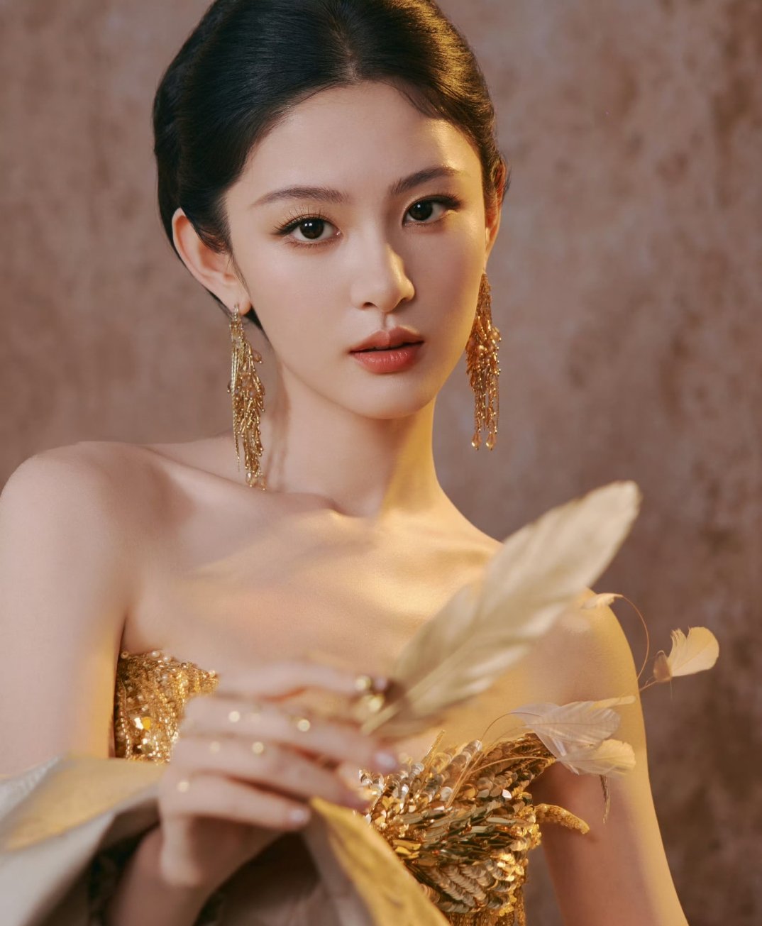 #赵晴怎么美成这样了#在中国国际时装周的舞台上，赵晴一身鎏金礼服惊艳亮相，凭借出彩造型收获不少讨论。利落盘发搭配流苏高定礼裙，把优越的肩颈线条完整展现，原相机镜头之下，五官轮廓依旧精致舒展，明艳华贵的氛围感扑面而来。这份亮眼的呈现，离不开妆造对个人优势的精准放大。 ​