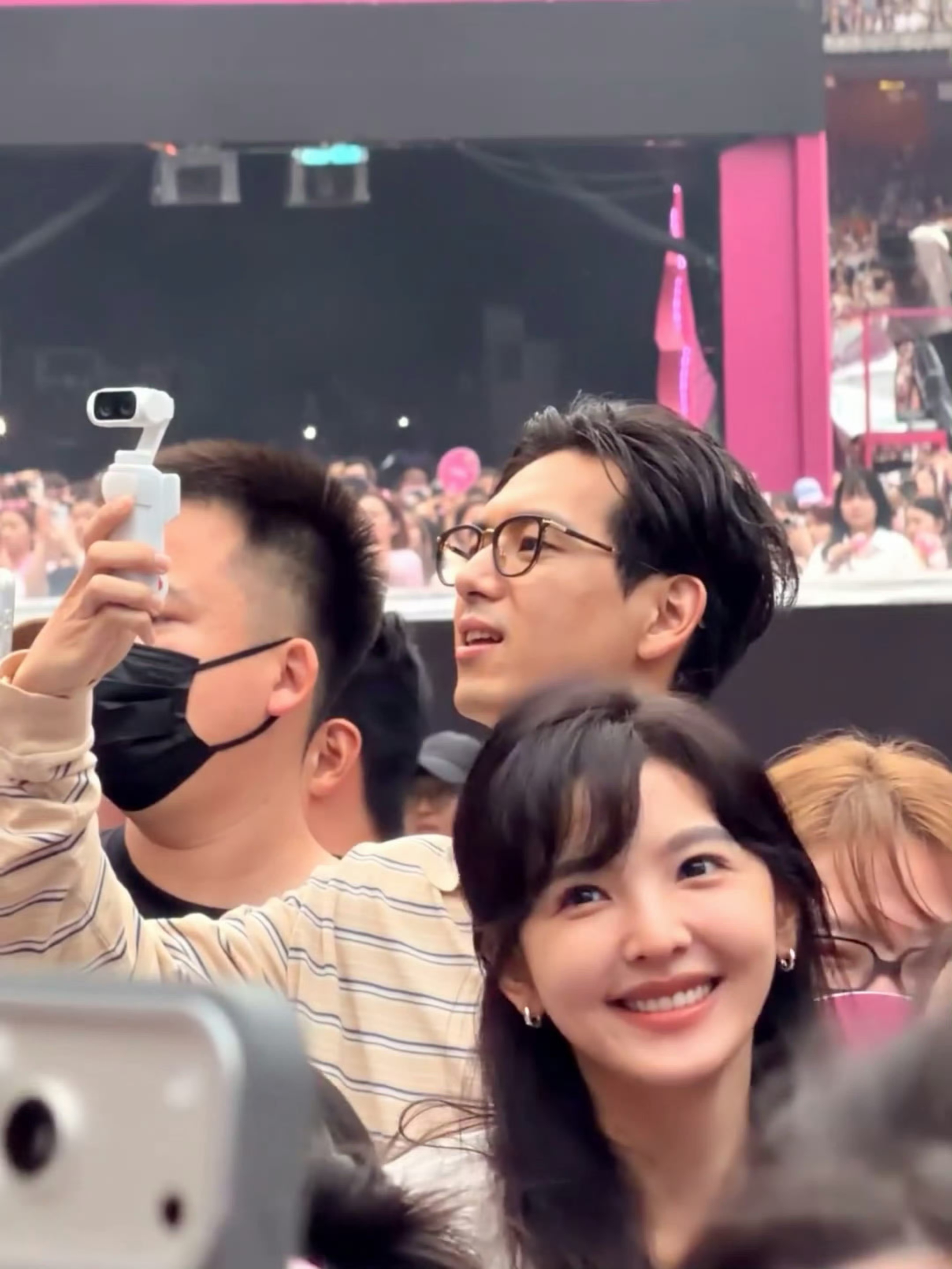 李现章若楠一起看汪苏泷鸟巢演唱会，李现化身“站哥”疯狂记录