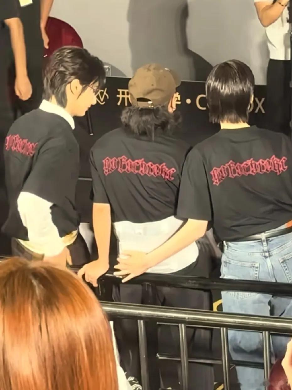 杭州路演名场面也太有爱了！梁洛施、文俊辉大合影争相搂抱马浴柯，满屏都是温柔氛围感✨
真的被马浴柯的反差魅力圈粉！外表痞气凌厉、气场超强，看着自带距离感，私下却温柔有礼、待人真诚。不强势、懂分寸，性格通透又暖心，难怪剧组全员都超喜欢他。
圈内人缘肉眼可见，胡军也主动为他的新电影卖力宣 ​