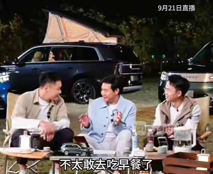 雷军昨晚又提了一次武汉那碗热干面。6月他蹲大成路吃面，身边两个工作人员，被一张截图说成了几十个摄影师。
 
事情其实过去三个月了。今年6月中旬，雷军回湖北，武汉文旅那边找到他，想请这位从湖北走出去的企业家，帮家乡的早餐打个call。热干面、面窝这些东西，他从小吃到大，本来就是一顿再普通不过的早饭。