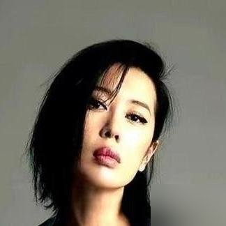 女主被删成客串，她没吭声，零片酬去补了戏。
《战狼2》最开始定的女主就是余男。后来剧本整个推翻，她的戏份从大女主砍到只剩几个镜头。吴京打电话过去，话里全是亏欠。
余男就一句：零片酬，随叫随到。
后来补拍，她真去了，没提钱。片场该摔摔，该打打，一点不含糊。吴京后来说，《战狼3》的女主必须给她量身