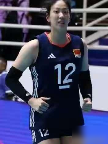 球迷吵翻了，说赵勇把杨舒茗用废了。
这姑娘1米92，母亲是上海女排五连冠主力沈弘。她自己带队拿过U18亚锦赛、U17世锦赛冠军，MVP拿到手软。
8月28日亚锦赛打越南，赵勇让她替补上场。7扣4中，外加1个发球得分，成功率57%，效率42%。这数据比场上有些主力还扎眼。
可球迷不买账。他们说杨