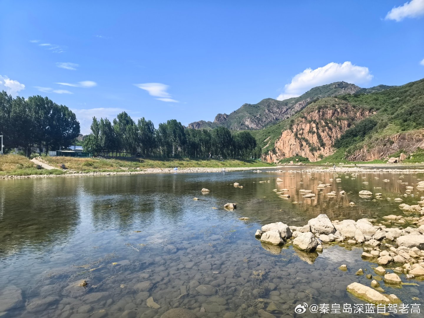 八月开着深蓝 S07 奔赴蟠桃峪草帽山。一路山风拂面，车窗兜进满眼绿意。沿着蜿蜒山路慢慢前行，停下吹吹风看看山，自驾的松弛感，全都藏在这段舒服的旅途里。
#深蓝车友会# ​