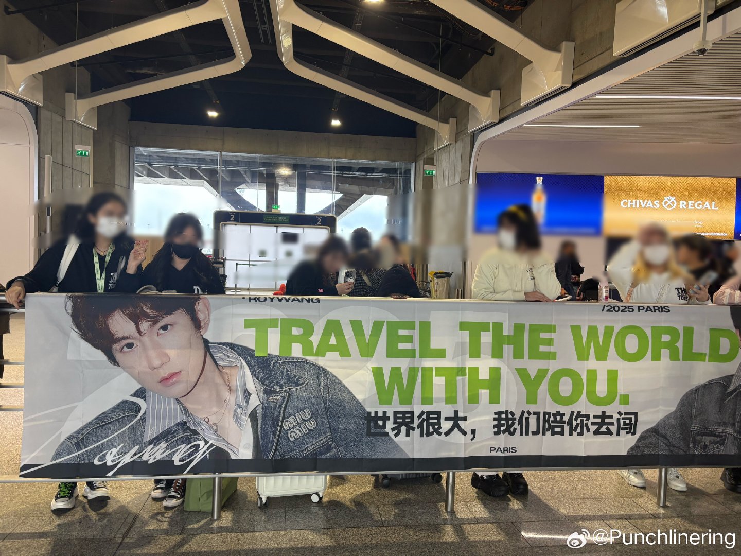 #王源[超话]# 想说的都在图里，如你所说音乐爱你，我也爱你，那我们就在你的作品里见面吧，但在世界每个角落看你的演唱会这个愿望暂时不会变。但节点到来，就是到来了。祝你的每一次飞行都平安且顺利​