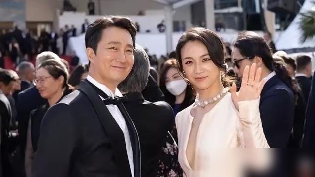 韩国人当年想让她改国籍冠夫姓，汤唯就回了一句话：没得商量。
这事儿搁别人身上，可能早就妥协了。远嫁导演金泰勇，婆婆那边压力给足，改姓入籍听着像“嫁鸡随鸡”。她偏不。国籍死磕，事业更狠。
《分手的决心》直接杀穿韩国影坛，成了他们电影史上第一个外籍大满贯影后。韩国人一边挑剔她，一边不得不把奖杯塞她手