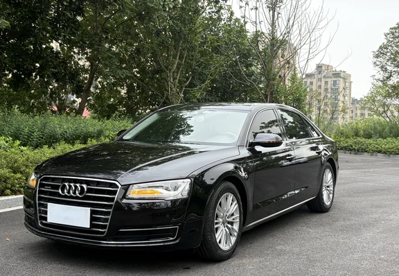 2014款奥迪A8L 45舒适，实表140000km，全车原版仅补漆一手车全程4S店保养发动机变速箱工况漂亮。3.0T四驱，矩阵大灯、空气悬挂、电吸门、座椅通风加热一应俱全。内饰崭新，车况完美，无事故无泡水，支持第三方检测，全车一万多保险理赔换一个中网