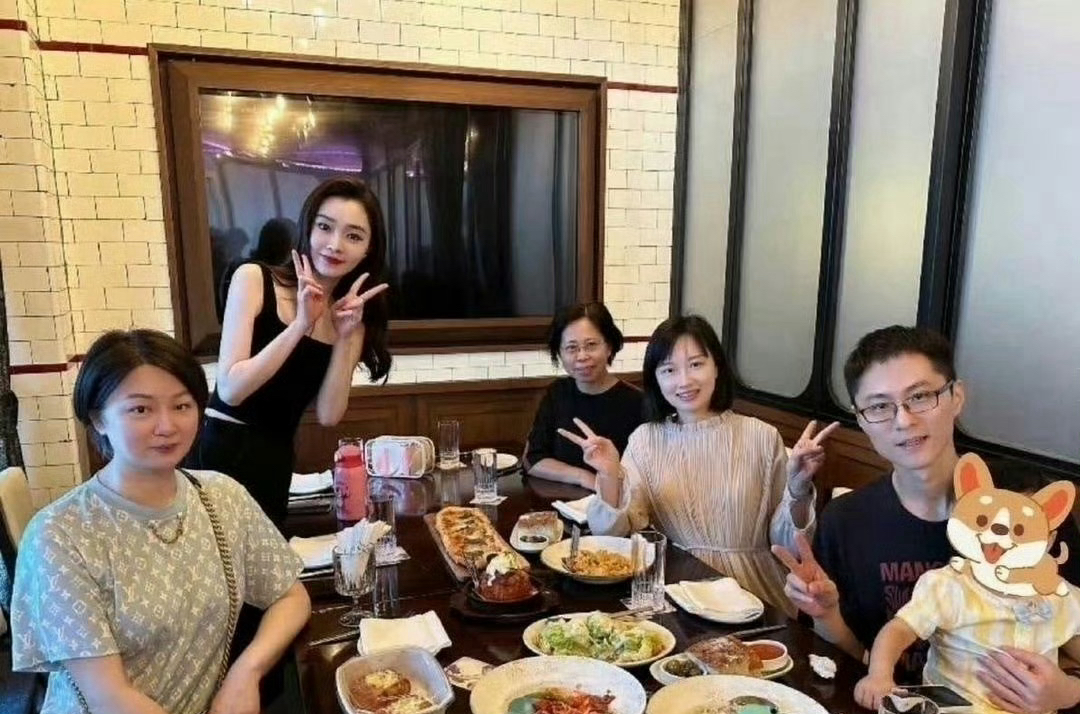 宋轶与家人聚餐合照，大多明星没了妆，没了美颜也就是普通人