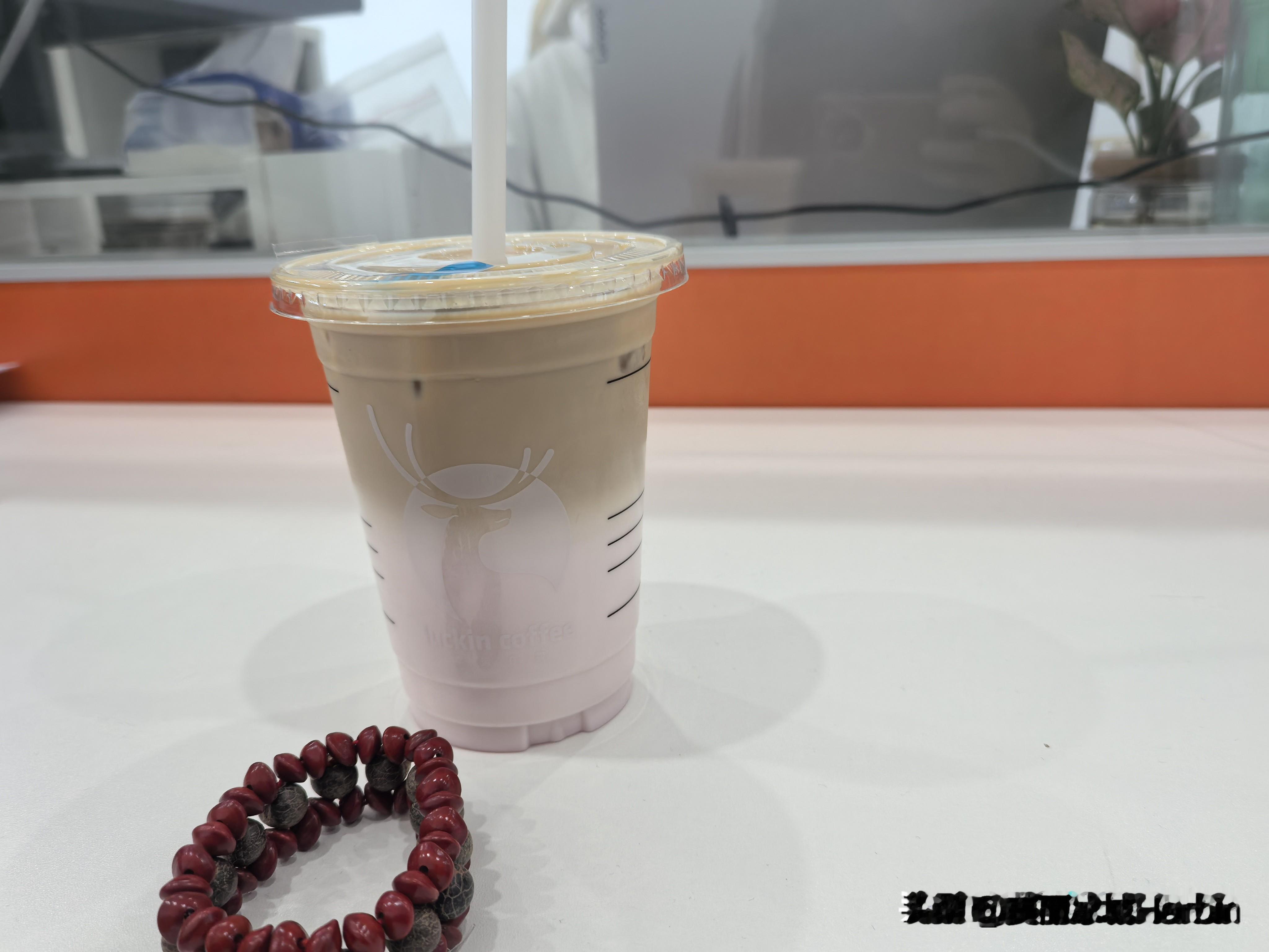 办公室美女给买的瑞幸拿铁，还真挺好喝，人美心更美！ 你们办公室有这样的美女吗？