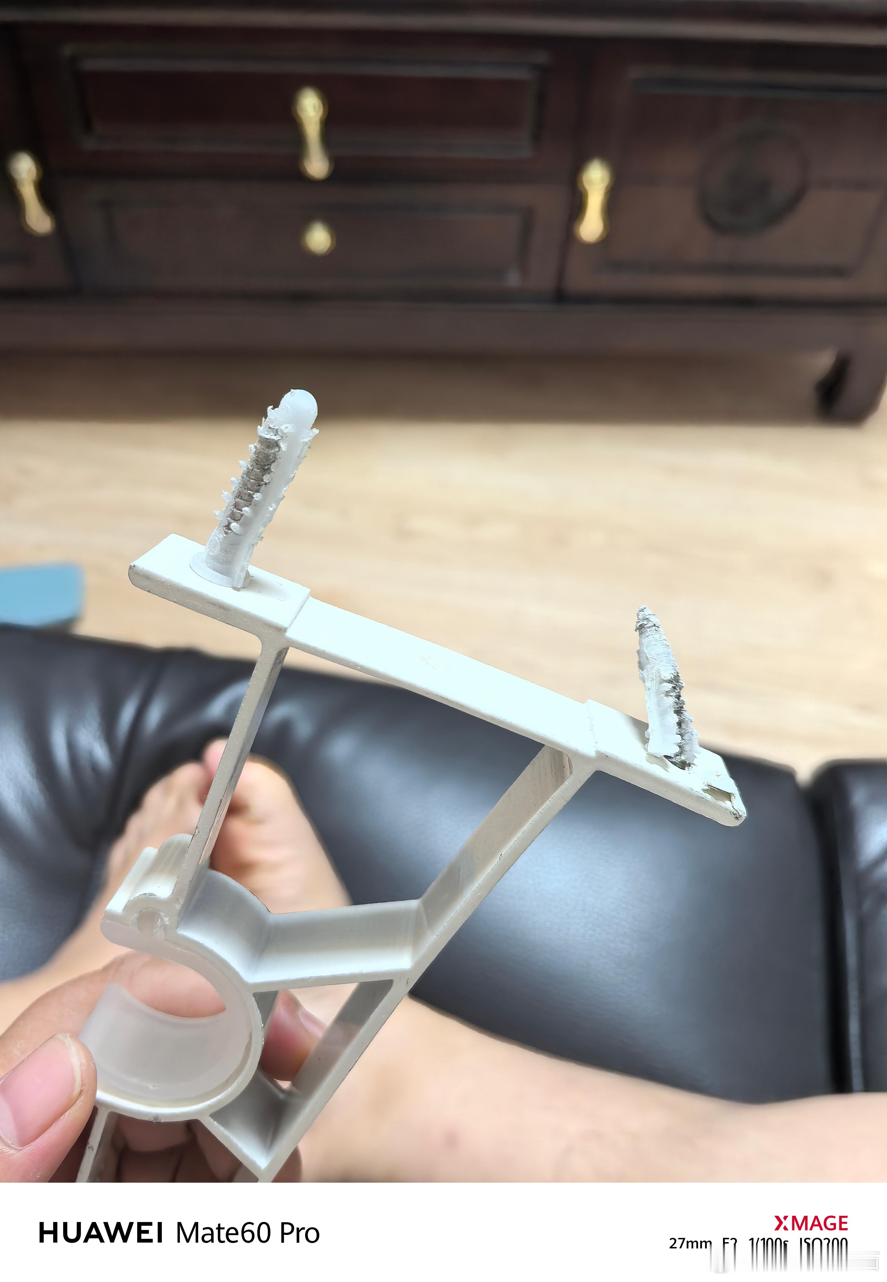 从来没觉得一个人能同时sui成这个样子
去的时候高速🛣偶遇一个男der货最左边快车道跑30迈搞得老子刹车都快抱死
回来高速路口临时封闭了上不去高速
从车上拿着东西往单元楼走呢 就加小心固态千万不能摔果然水灵灵的摔了 硬盘坏了
回到家窗帘杆子坏了 这么多天没事儿  最后等阿明上班了吊着一口气等着 ​